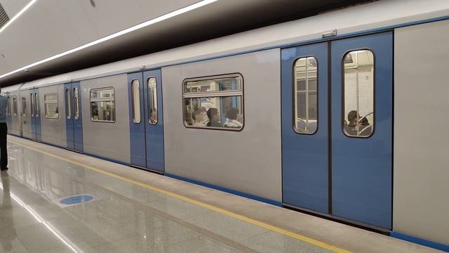 Парад поездов метро на День города Москвы 2023 года и их встреча на станции #metro Нагатинский Зато смотреть онлайн