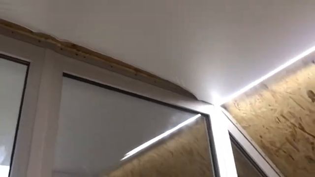 С тянем натяжные потолки на монсарде , световая линия разделитель , диодная лента в натяжных потолк смотреть онлайн