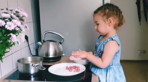 Дети готовят! В два года девочка готовит суп!