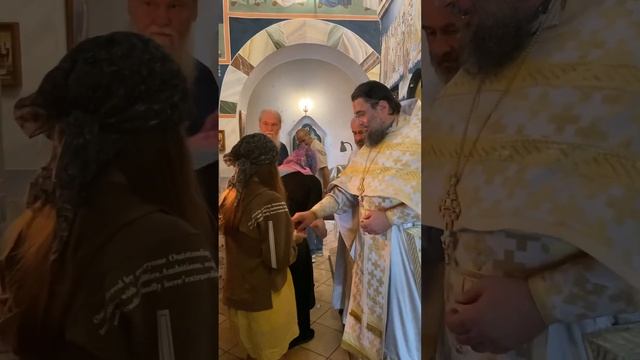 О. Андрей раздает прихожанам просфоры после Литургии 20.08.2023, смотреть онлайн