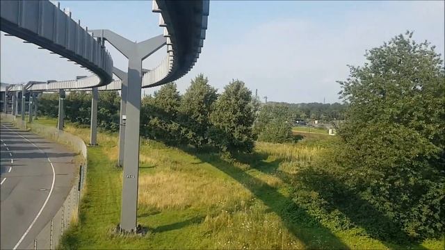прокатилась на подвесной дороге в аэропорту Дюссельдорфа смотреть онлайн