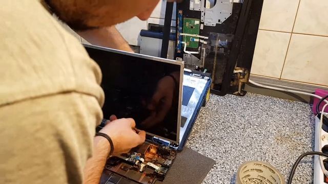 Замена шлейфа матрицы ноутбука смотреть онлайн