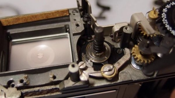Zenit 122 disassembly - Shutter rotation (curtain axle)
