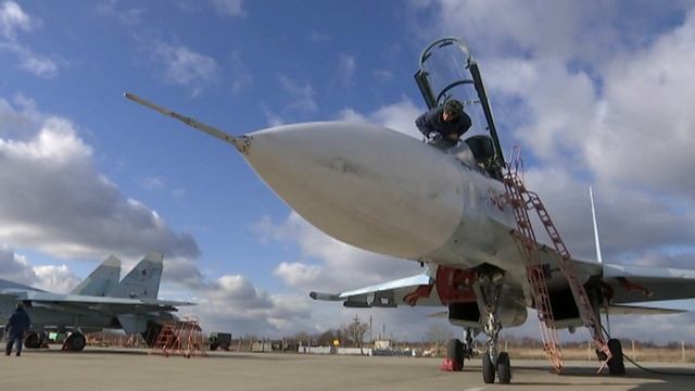 До 800 км/час: летчики Южного военного округа отработали фигуры высшего пилотажа смотреть онлайн