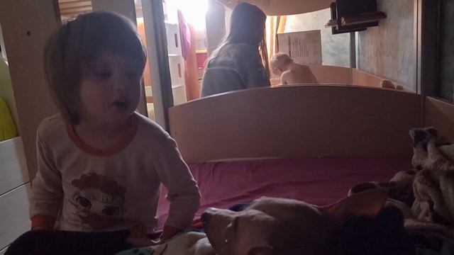 Соня забавно нравоучает Баграя. Серёжа почти сам одевается :) смотреть онлайн