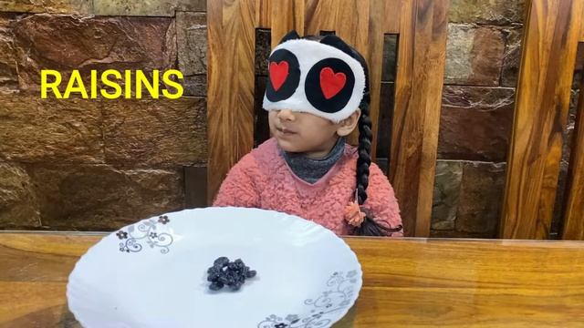 Learn fruit names | Blindfold games for kids Guess the fruit challenge @SAAVI’SWORLD смотреть онлайн
