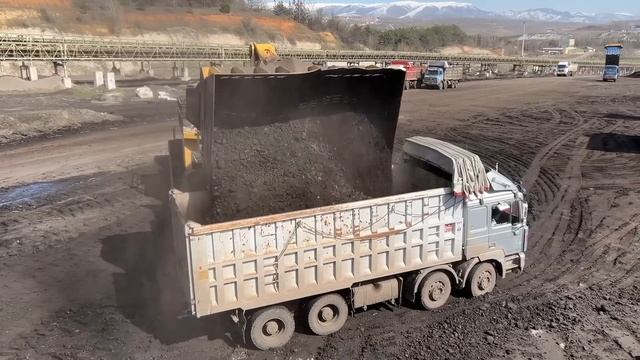 Caterpillar 992G Wheel Loader Loading Coal On Trucks - Sotiriadis/Labrianidis Mining Works смотреть онлайн