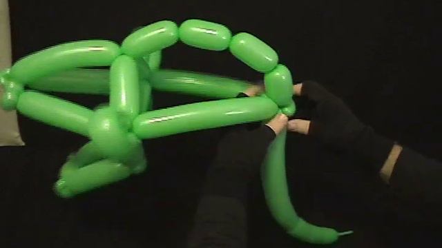 Learn how to make a balloon animal dragon hat using balloon twisting смотреть онлайн
