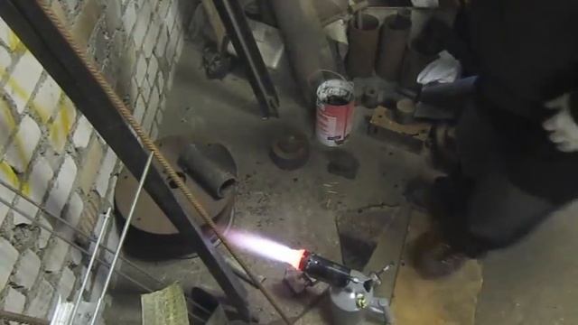 Закаливание клинка - Делаем нож без электроинструмента #17 смотреть онлайн