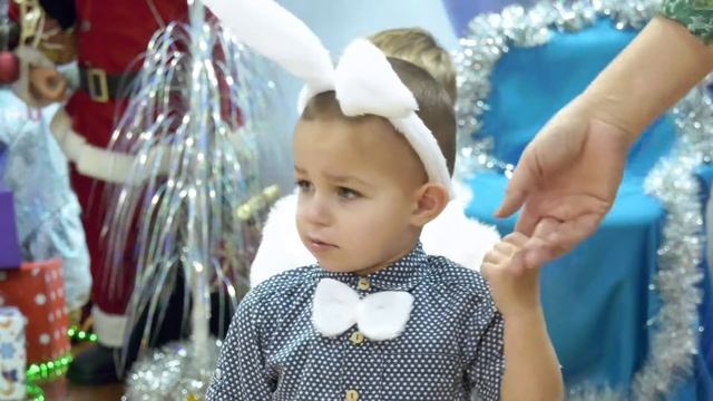 Новогодний утренник в садике. Танец зайчиков и снежинок смотреть онлайн