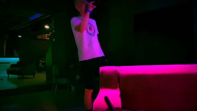 My first experience singing Ukrainian - Океан Ельзи - Квітка - in Bakhmut's karaoke club смотреть онлайн