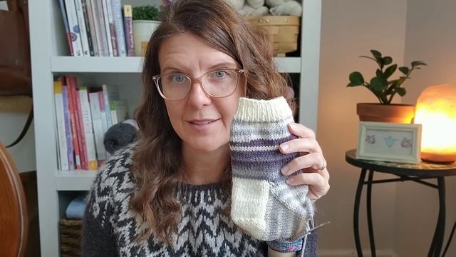 Gloam Cardigan, MaryAnna Sweater, Lots of Socks, Ranunculus Talk, and Some Life Catch-Up смотреть онлайн