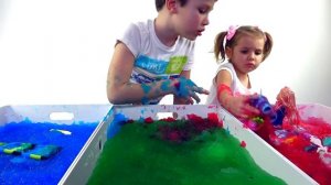 Катя и Макс ищут игрушки в желе