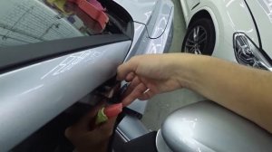 Снятие молдинга зеркала Geely Coolray. Как снять треугольник бокового зеркала. Демонтаж накладки