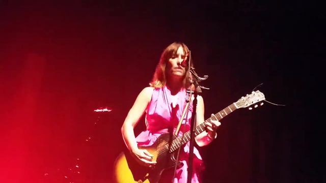 Feist talking and playing "Intuition" Tempodrom Berlin 2017 смотреть онлайн
