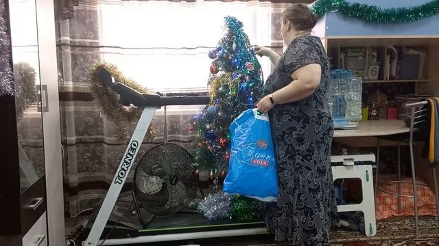 УБИРАЕМ ЁЛКУ/ГОТОВЛЮ СЫРНЫЙ СУП смотреть онлайн