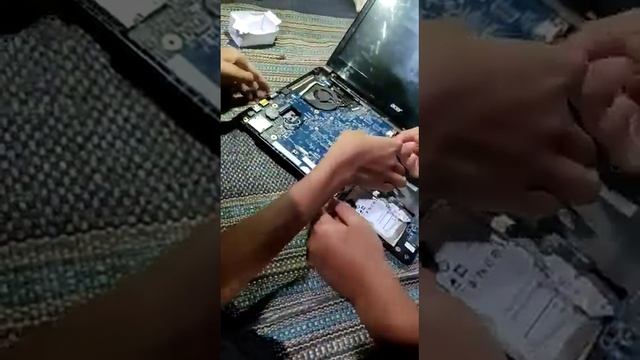Cara Membuka Laptop Acer Aspire E-1410.