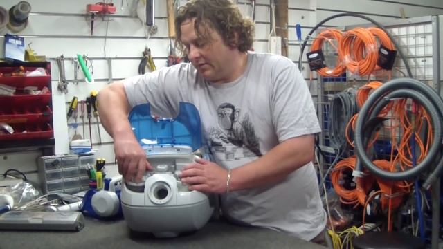 How to check the filters on your Electrolux Twin Clean and how to clean them for top performance. смотреть онлайн