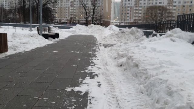 09.01.2022 Химки, ул. Совхозная 19к2, трактор заезжает на декоративную решетку и на газоны. смотреть онлайн