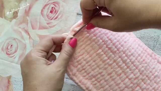 Сумочка на пластиковой канве из плюшевой пряжи.