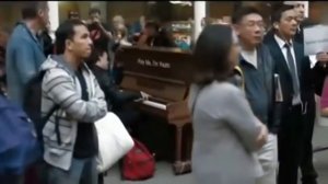 Профессионал пианист поиграл на случайно попавшемся пианино