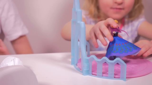 [OEUF] Kinder Surprise 320gr Reine des Neiges & Star Wars - Studio Bubble Tea unboxing easter eggs смотреть онлайн