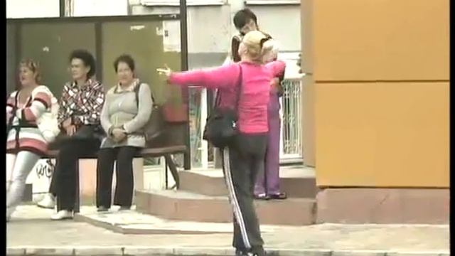 Девушка странно танцевала на улицах Нижнекамска смотреть онлайн