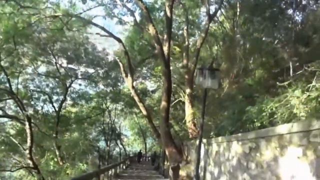 重慶奉節白帝城下山來到忠義廣場 Fengjie Baidicheng, Chongqing (China) смотреть онлайн