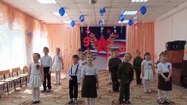 Песня "А мы войны не знали" Вокальный ансамбль "Детство".mp4 смотреть онлайн