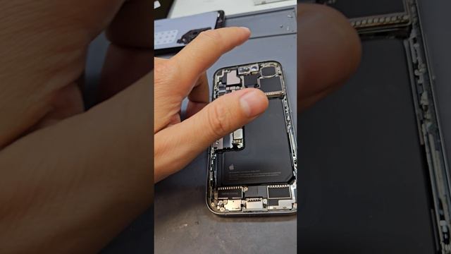 iPhone 15 pro не заряжается 😱 решение! 🥳 #apple #артком #smartphone #appleiphone #ремонт #айфон смотреть онлайн