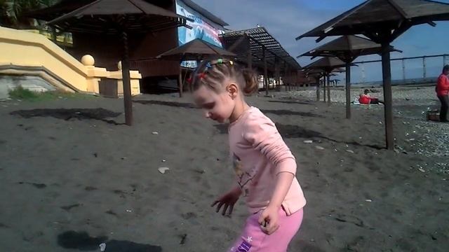 Мисс Мира идет на пляж через центр Адлера смотреть онлайн