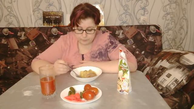 Всё не слава богу😂😱 Мукбанг картошка с котлетой, соленья😋😍 томатный сок🍅 смотреть онлайн