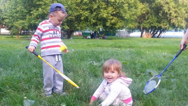 Марк-Малик и Даша играют в бадминтон игра бадминтон влюбляйтесь