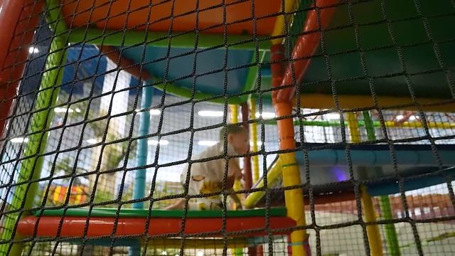 Маленькая Вера - Медведь и Дядя Федор играют в игровом центре Joki Joya