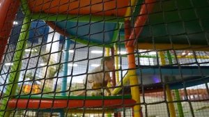 Маленькая Вера - Медведь и Дядя Федор играют в игровом центре Joki Joya