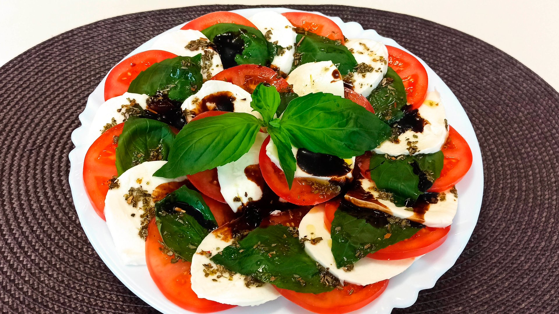 Салат КАПРЕЗЕ с бальзамическим соусом! БЫСТРАЯ закуска на праздничный стол! смотреть онлайн