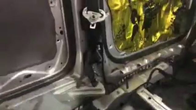 Борьба с шумом в Volkswagen Caddy. Поверх вибры, вторым слоем наносим звуко- и теплоизолятор 4 мм смотреть онлайн