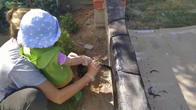 делаем забор из искусственного камня сами, помощница смотреть онлайн