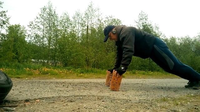 Отжимания от кирпичей, поставленных на уголок смотреть онлайн