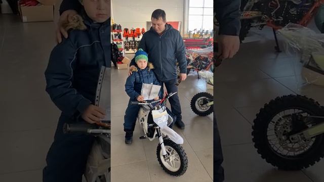 Юный райдер и его новый питбайк от X-MOTORS Тобольск! смотреть онлайн