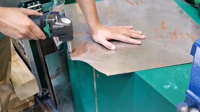 Cordless Nibbler CN18DSL @ AMTS Expo