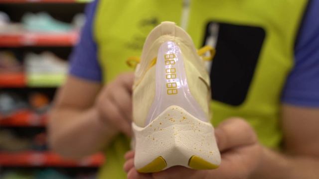 Кроссовки женские Nike Zoom Fly 3 Prnt Prm Light Cream/Mtlc Gold Coin за 30 секунд смотреть онлайн