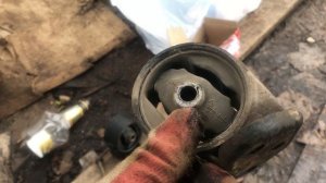 Как поменять заднюю опору-подушку двигателя на автомобиле Hyundai Accent