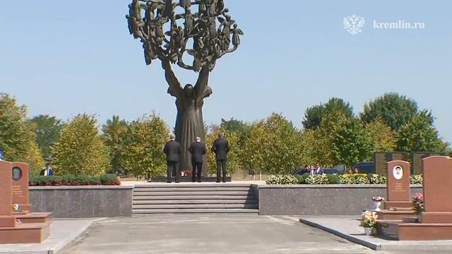 Путин встал на колени перед памятником Город ангелов в Беслане. смотреть онлайн