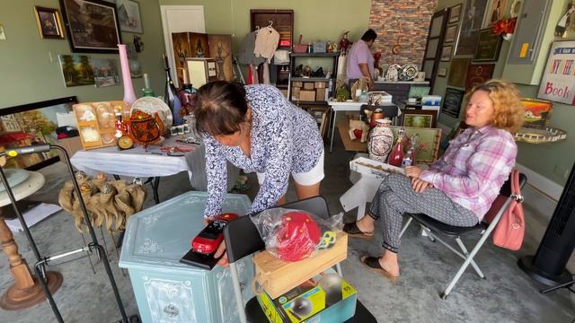 Покупают, как с ума сошли!!! Гаражная распродажа в доме Нади смотреть онлайн