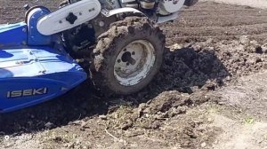 Пашем огород японским мотоблоком Iseki