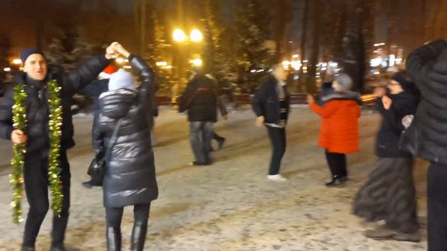 Харьков,31 декабря,танцы, "Вышла ты и стало веселей" смотреть онлайн