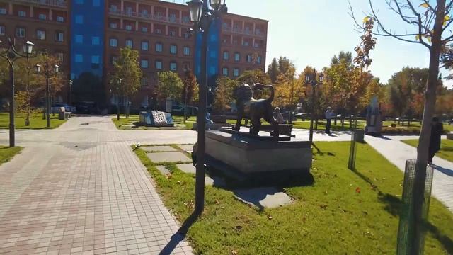 Прогулка по осеннему Еревану - Городская жизнь в час дня | 1.1 Часов городского шума смотреть онлайн