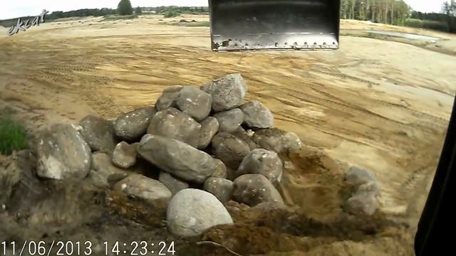 Делаю пляж из валунов / Excavator work with stone. смотреть онлайн