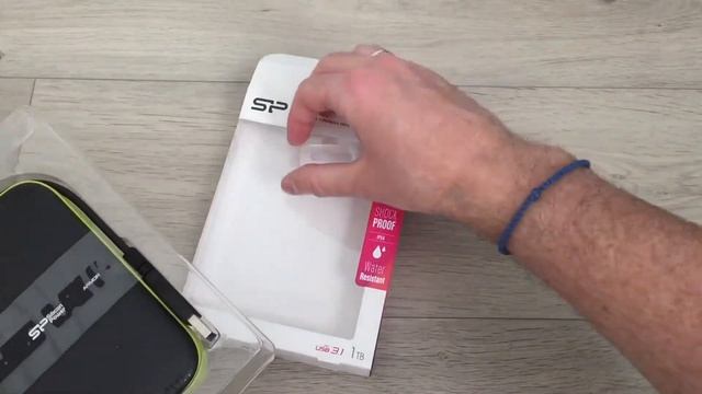 Распаковка Внешнего жесткого диска Silicon Power Armor A60 1TB из Rozetka смотреть онлайн